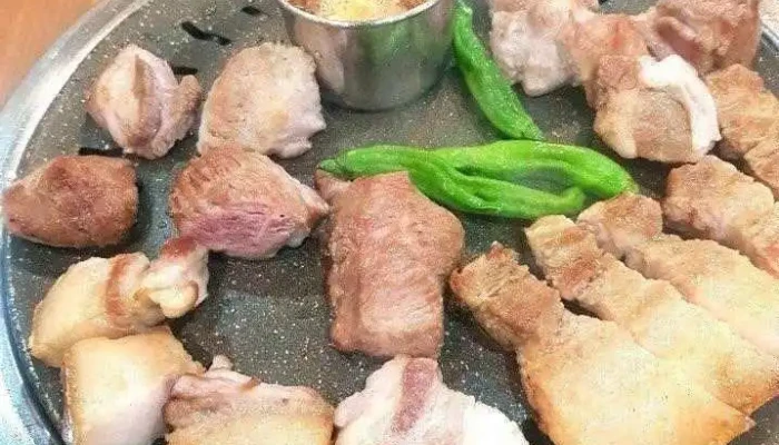Hwago Sinsigajijeom Dwaeji Baessal - 서귀포시